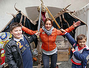 Julia Dahmen vor einem Fabel-Drachen; ihre Söhne Mikosch und Emilio beschützen sie mit dem Schwert